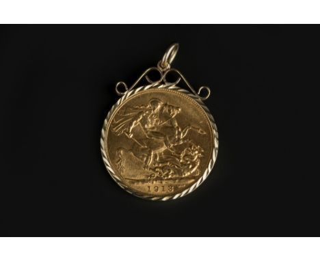 A SOVEREIGN PENDANT, the George V sovereign dated 1913, loose mounted in a 9ct gold pendant frame, length 3.2cm 