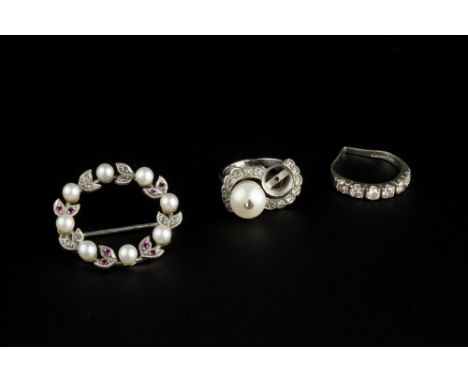 A SMALL COLLECTION OF JEWELLERY, comprising a diamond and cultured pearl crossover ring, white precious metal mounted, (one p