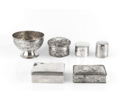 AN EDWARDIAN SILVER SUGAR BASIN, repoussé decorated with scrolling foliage, by George Wish, Sheffield 1901, 11cm diameter; tw