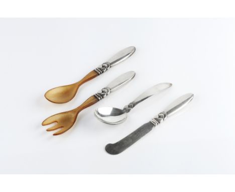 A GEORG JENSEN CHILD'S KNIFE AND SPOON SET, of Cactus pattern, together with a horn serving spoon and fork with handles in th