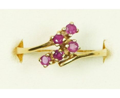 A 9ct gold and ruby crossover ring, m 1/2, 1.3gm 