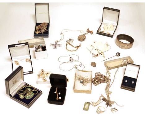 A selection of jewellery including: a 9ct yellow gold gate-link bracelet, 3.6g; a floral decorated Victorian locket; a Maltes