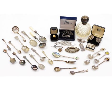 Various silver and other jewellery and effects, comprising a silver ingot pendant, a silver Charles Rennie Mackintosh designs