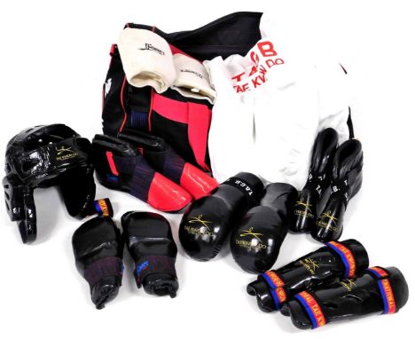 A Taekwondo kit, to include helmet, foot covers, gloves, knee pads, etc. (a quantity)