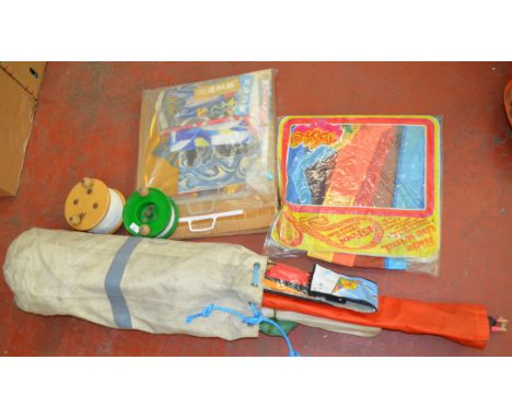 Interesting collection of professional style vintage kites. Together with reels and ropes.