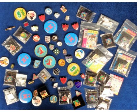 Badges, a collection of 60+ mixed age badges to include 5 enamel football (Maidenhead United F.C. Supporters Club, Irish Foot