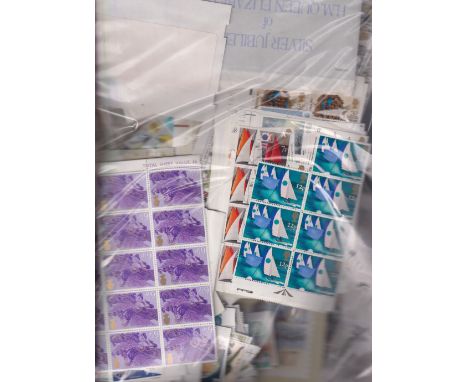 Stamps, GB QEII collection of UM decimal stamps in sheets, part sheets, cylinder and traffic light blocks, gutter pairs, 1998