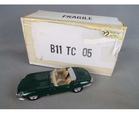 Franklin Mint - A boxed Franklin Mint diecast 1:24 scale 1961 E-Type Jaguar. The model without documentation and label appear