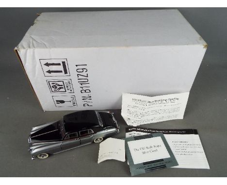 Franklin Mint - A boxed Franklin Mint diecast 1:24 scale 1955 Rolls Royce Silver Cloud. The model with documentation appears 