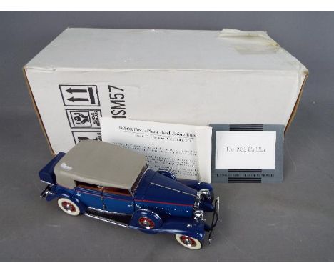 Franklin Mint - A boxed Franklin Mint diecast 1:24 scale 1932 Cadillac V16. The model with documentation and with loose label