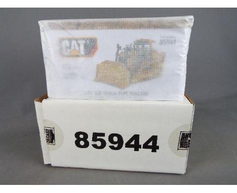 Diecast Masters - A boxed 1:50 scale #85944 Cat D19T Track -Type Tractor by Diecast Masters. The model appears contained with