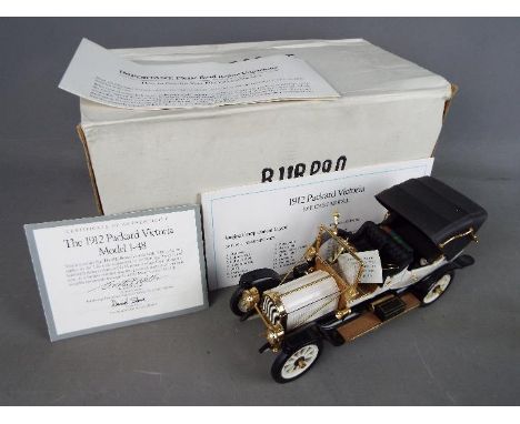 Franklin Mint - A boxed Franklin Mint diecast 1:24 scale 1912 Packard Victoria Model 1-48 . The model with documentation and 