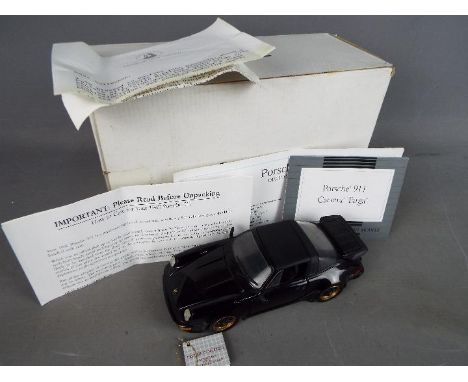 Franklin Mint - A boxed Franklin Mint diecast 1:24 scale Porsche 911 Carrera Targa. The model with documentation and loose la