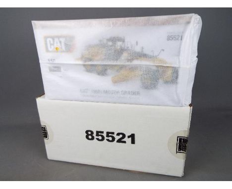 Diecast Masters - A boxed 1:50 scale #85521 Cat 18M3 Motor Grader by Diecast Masters. The model appears contained within fact