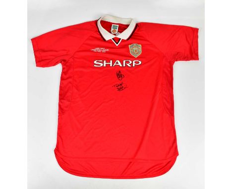 MANCHESTER UNITED; a signed Camp Nou Champions League The Final 1990 retro style football shirt, signed to the front by Solks