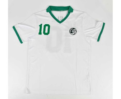 PELÉ (EDSON ARANTES DU NASCIMENTO); a signed New York Cosmos retro style football shirt, signed to the reverse, size L.Condit
