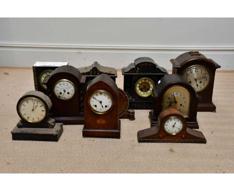 An Edwardian inlaid oak lancet shaped mantel clock, with a selection of further wooden and slate mantel clocks (qty).