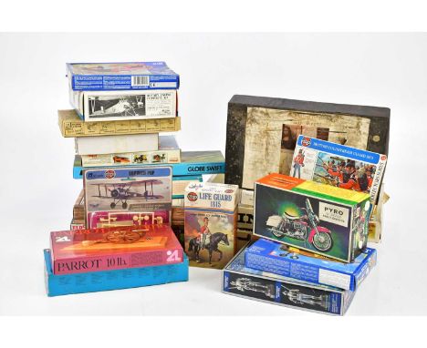 A collection of assorted model kits including a Pyro Harley Davidson Electra Glide M157-125, a Matchbox PK-605, Handley Page,