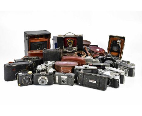 A collection of film cameras, mostly 35mm, to include a Pentax AF Zoom, a Minolta Dynax 3000i, a Ihagee Exa II with a 50mm f2