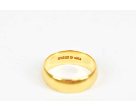 A 22ct yellow gold wedding band, size K, weight 5g.