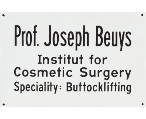 (See English version below)Joseph Beuys (Krefeld 1921 – 1986 Düsseldorf). „Buttocklifting“. 1974Metallschild, emailliert. 20&