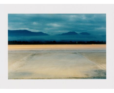 (See English version below)Anri Sala (Tirana 1974 – lebt in Berlin). „Airport“. 2005C-print.  42&nbsp;×&nbsp;60&nbsp;cm (52&n