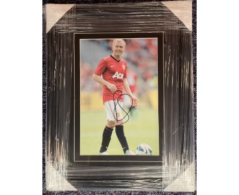 Football Paul Scholes Signed Colour Man Utd Photo, Framed to an overall size of 18 x 14 inches. Good condition. All autograph