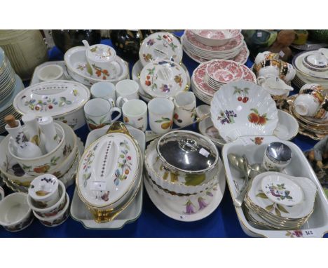 A quantity of Royal Worcester tableswares including Wild Harvest, Evesham and other patterns Condition Report:Available upon 