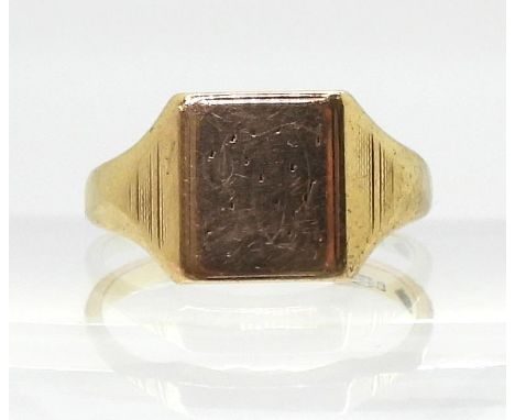 A vintage 9ct gold signet ring, finger size U1/2, hallmarked Birmingham 1948, weight 4.7gms Condition Report:Available upon r