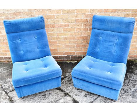 A PAIR OF BLUE VELVET BUTTON UPHOLSTERED SIDE CHAIRS