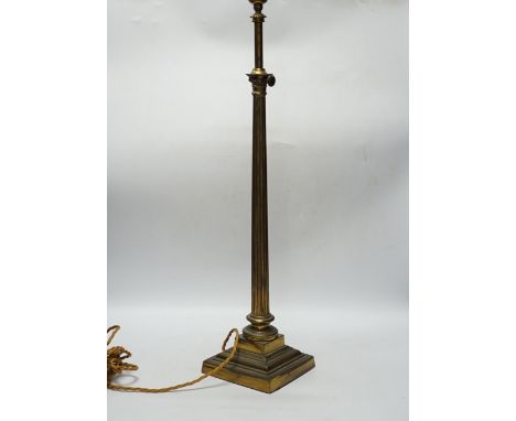 An Edwardian brass-column telescopic table lamp, 68cm high