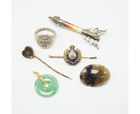 Sundry jewellery including a 1970's silver signet ring, a Chinese yellow metal mounted jade disc pendant, a 15ct regimental b