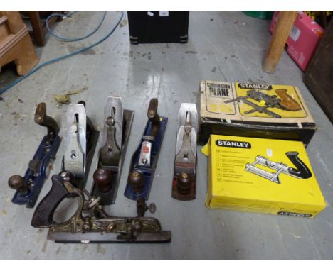 A quantity of vintage woodworking planes to include Record No 35, No 45 plough plane, No 5, Dronfield No 4, Marples M4, Stanl