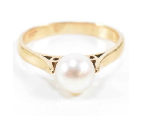 A hallmarked 9ct gold and cultured pearl ring. The ring set with a single round cultured pearl to chenier shoulders to tapere