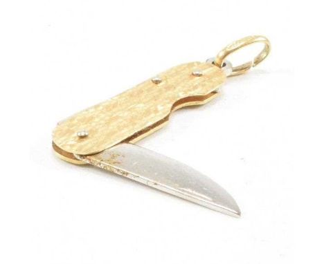 A vintage 18ct bi colour gold pocketknife necklace pendant / charm. The pendant in the form of a pocket / fruit knife having 