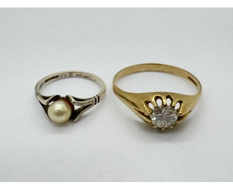 A 9ct Gold Stone Set Signet Style Ring, the circular stone claw set between bifurcated shoulders and tapered band (finger siz