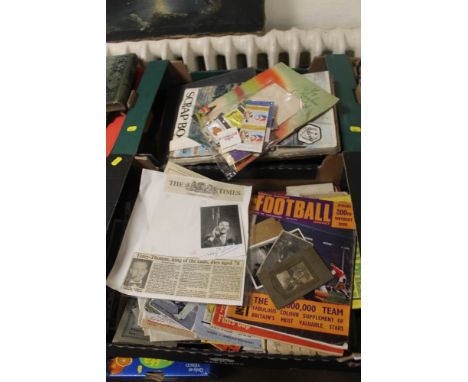 A BOX OF ROYAL EPHEMERA TO INCLUDE A PRINT OF A SIGNED THANK YOU LETTER FROM QUEEN VICTORIA, TOGETHER WITH A BOX OF COLLECTAB