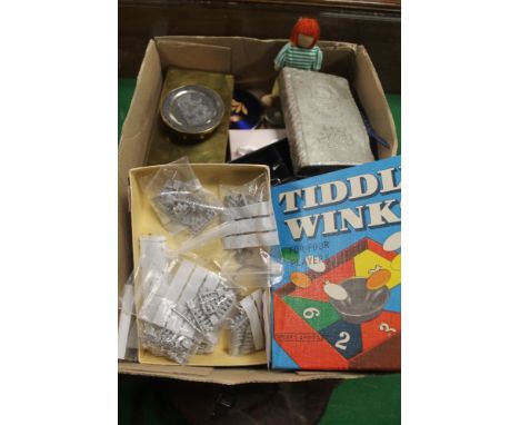 A BOX OF COLLECTABLES TO INCLUDE A HIP FLASK, ETC