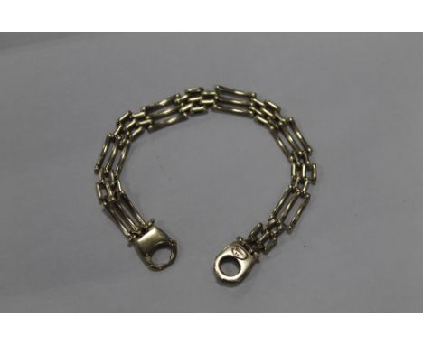A 9CT GOLD THREE BAR GATE BRACELET
