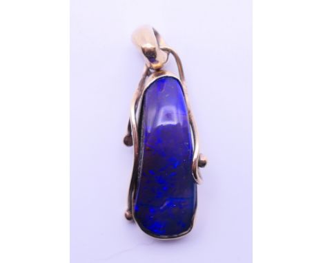 A 9 ct gold and opal pendant. 3.5 cm high.
