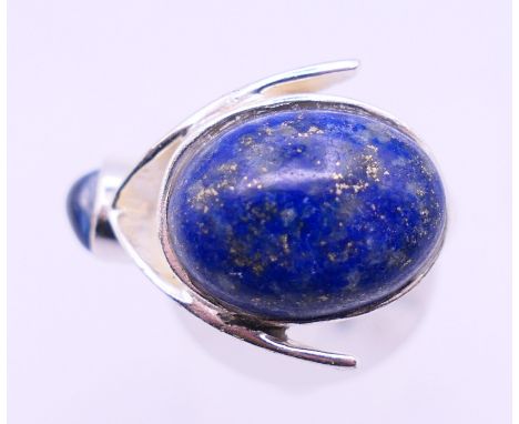 A Modernist silver and lapiz lazuli ring. Ring size M.