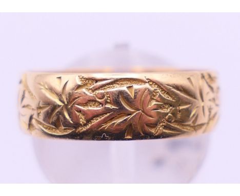 An 18 ct gold wedding band. Ring size R. 4 grammes.