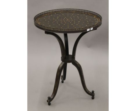 A Regency-style circular tripod table. 56 cm diameter.