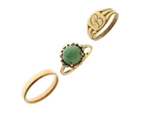 Three 9ct gold rings, comprising a wedding band, size N½, a green hardstone cabochon dress ring, size N½, and a signet ring (