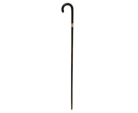 Early 20th century ebonised walking stick or cane, with 9ct gold band with A.R. monogram, London, 1922, 82cm high 