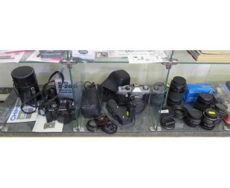 A Chinon CE-5 SLR camera with powerdrive flash unit and a selection of lenses, a Centon Mirror lens 1:8.0 f=500mm, no.520140,