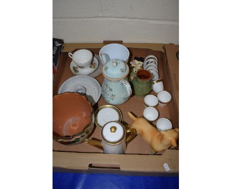 TRAY CONTAINING MIXED CERAMICS INCLUDING A ROYAL DOULTON COFFEE SET WITH COFFEE POT AND FIVE CUPS AND SAUCERS IN A WHITE GLAZ
