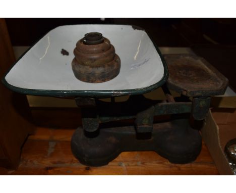 SET OF KITCHEN SCALES AND WEIGHTS
