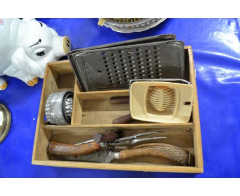WOODEN CUTLERY TRAY CONTAINING KITCHEN ITEMS, CARVING KNIFE AND FORK ETC