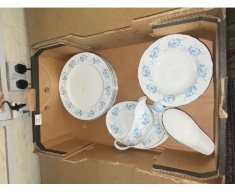 Aynsley 'Las Palmas' pattern dinner ware items to include 7 dinner plates, 8 rimmed soup bowls &amp; 2 Gravy boats and saucer